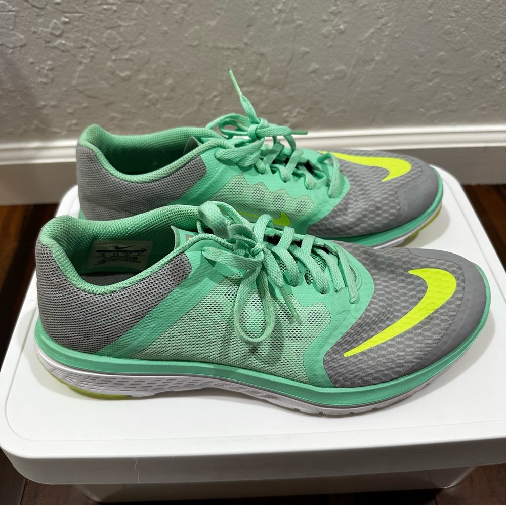 Nike Mint Green and Gray Athletic Shoes Breathable Mesh Design size 10
